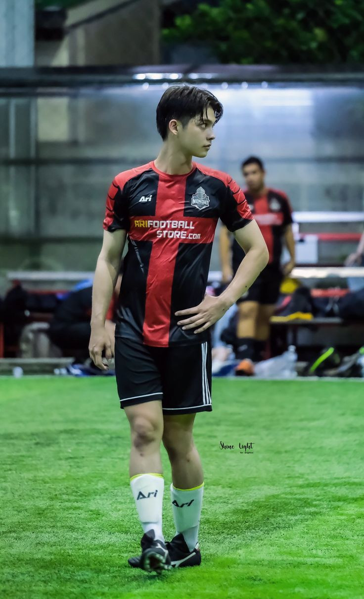 Góc chụp nghệ thuật trai đá bóng che mặt cuốn hút