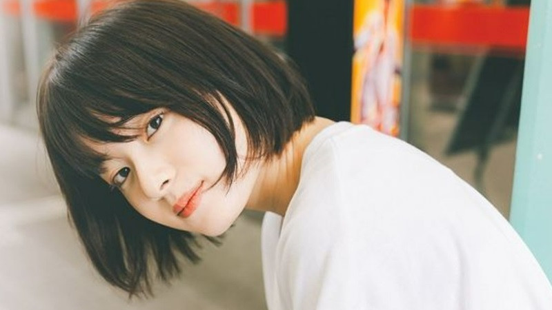 Tổng Hợp Những Bộ Ảnh Ngầu Nữ Đẹp Nhất Cho Bạn Góc chụp nghiêng của cô gái tóc ngắn, làm nổi bật đường cắt tóc sắc sảo và phong thái hiện đại