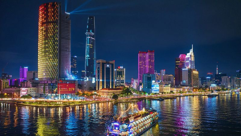 Góc chụp từ bờ kè với bến tàu và ánh đèn đô thị phía xa