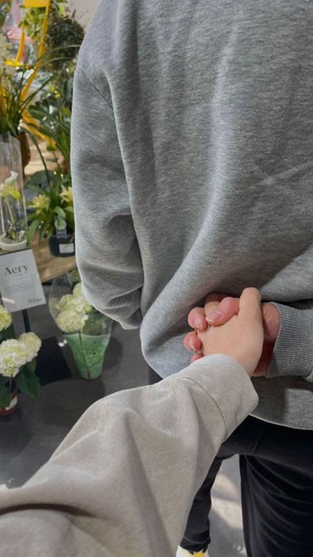 Góc chụp từ trên cao xuống bàn tay nắm chặt trên một bề mặt tối