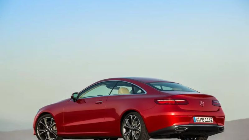 Góc chụp từ trên xuống của một chiếc Mercedes-Benz