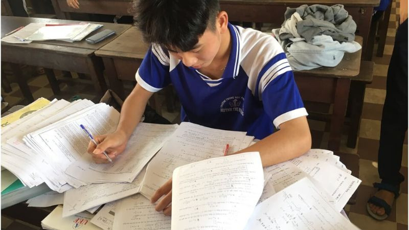 Góc học tập gọn gàng với sách vở và đồ dùng học tập