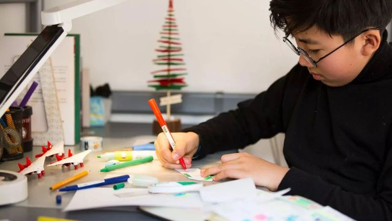 Góc học tập yên tĩnh với ánh sáng dịu nhẹ