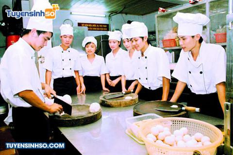 Góc kiến trúc hiện đại trong khu vực trường Đại học Văn Hóa Thể Thao Du Lịch Thanh Hóa, nơi đào tạo đa ngành.