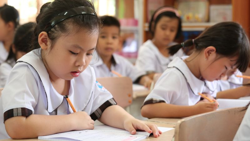 Góc làm việc với laptop và sách vở được sắp xếp ngăn nắp