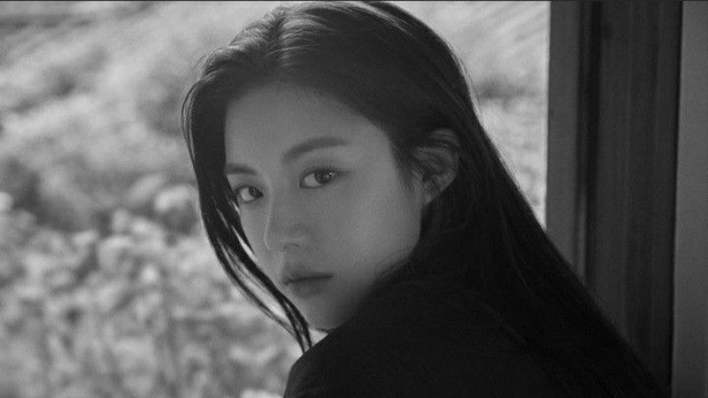 Tổng Hợp Những Bộ Ảnh Ngầu Nữ Đẹp Nhất Cho Bạn Góc nghiêng ấn tượng của cô gái trong bức ảnh chân dung trắng đen, làm nổi bật đường nét khuôn mặt