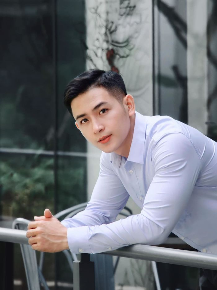 Góc nghiêng điển trai của nam thần diện áo sơ mi trắng