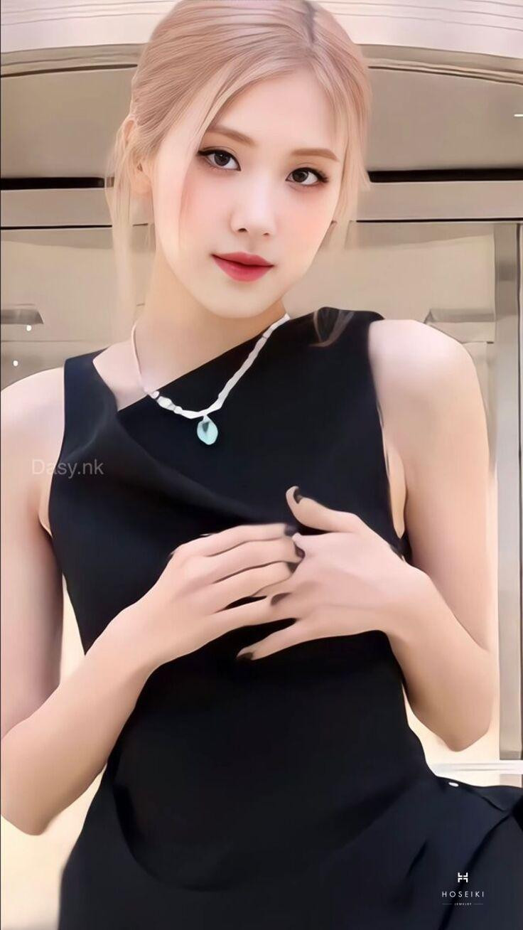 Góc nghiêng làm nổi bật khí chất ngầu của Rosé