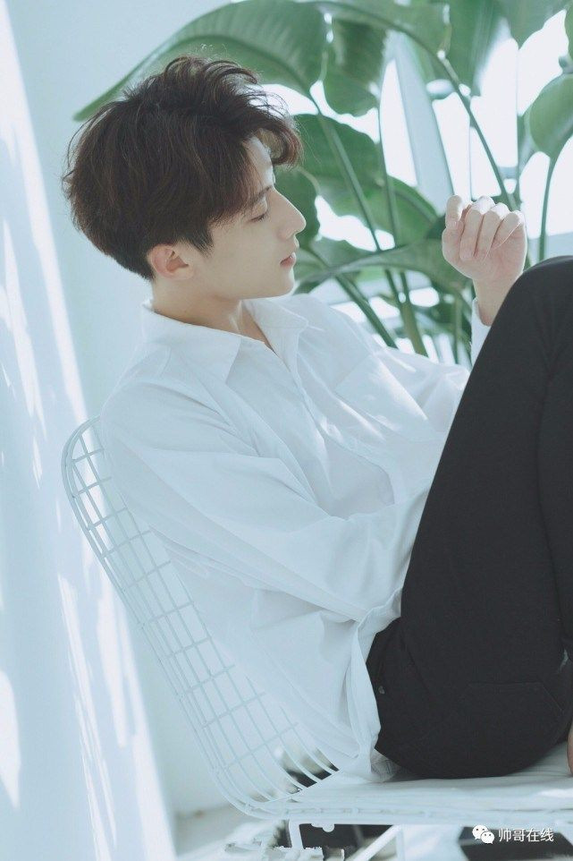 Góc nghiêng thần thánh của chàng trai diện sơ mi trắng