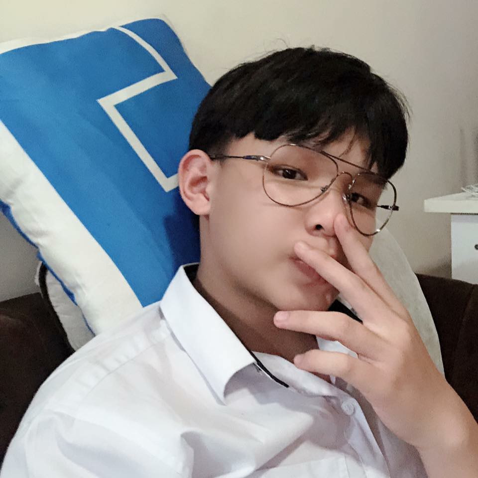 góc nghiêng thần thánh của nam sinh đeo kính phong cách