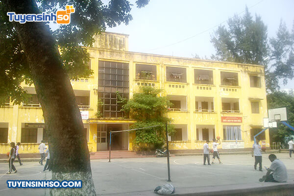 Góc nhìn cận cảnh một phần tòa nhà của Học viện Ngân hàng, thể hiện kiến trúc hiện đại