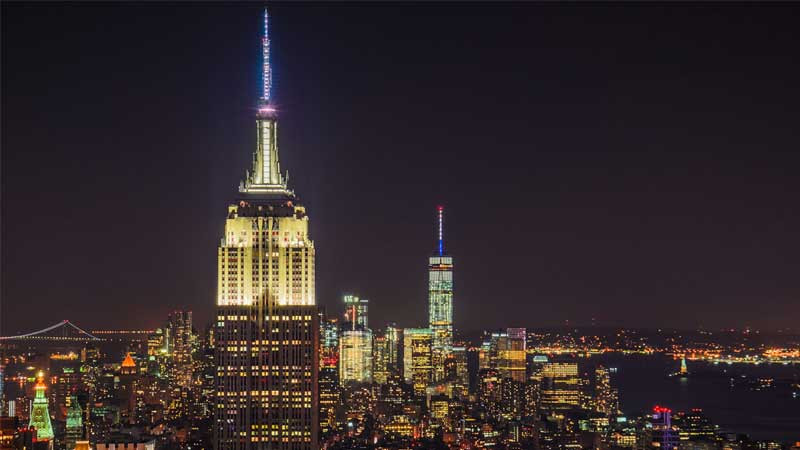 Góc nhìn gần hơn về một phần cầu Brooklyn với đèn chiếu sáng vào ban đêm