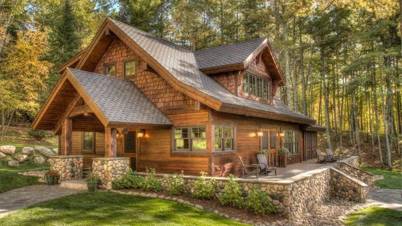 Góc nhìn khác của nhà Rustic với tường đá và cửa sổ nhỏ