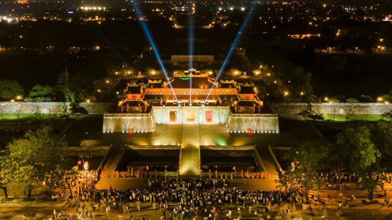 Góc nhìn khác về Cầu Trường Tiền và sông Hương với ánh đèn lung linh