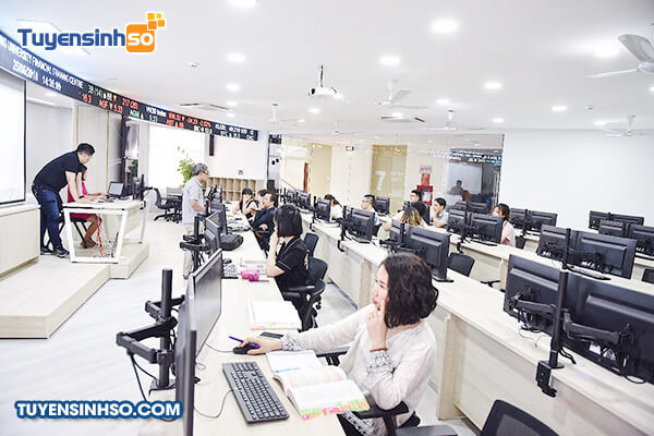 Góc nhìn khác về khuôn viên xanh mát của Đại học Thăng Long