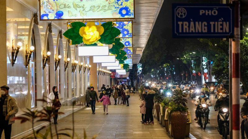 Góc nhìn khác về phố đi bộ Hồ Gươm với Tháp Rùa và ánh đèn phản chiếu