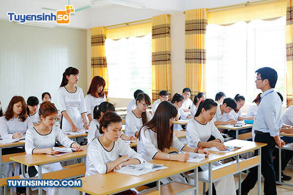 Góc nhìn khác về tòa nhà chính của Đại học Công nghệ Giao thông Vận tải cơ sở Thái Nguyên với cây xanh phía trước