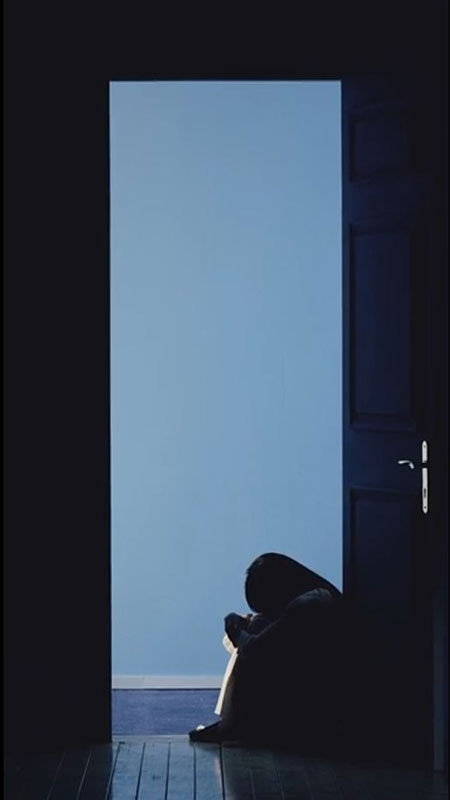 Góc nhìn từ bên ngoài khung cửa, bóng dáng cô đơn với nỗi buồn sâu sắc
