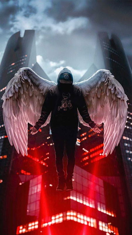 Góc nhìn từ phía sau của một hacker mũ đen trước dãy màn hình hiển thị dữ liệu