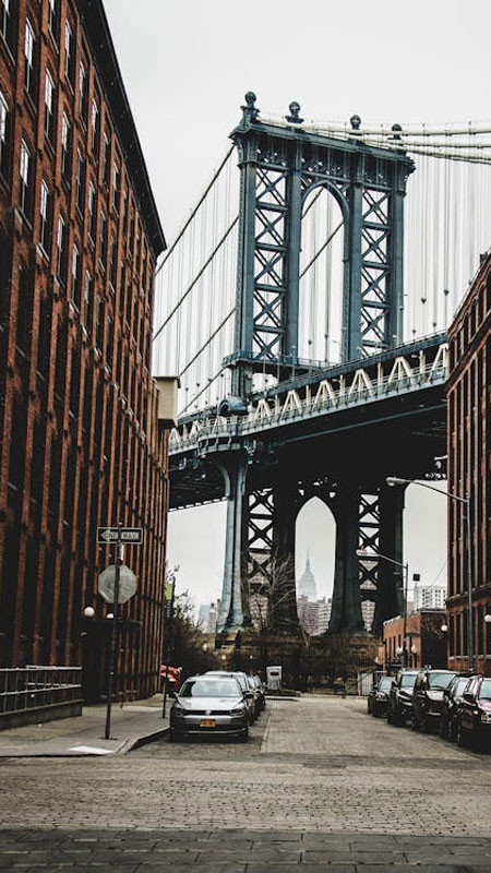 Góc nhìn từ trên cao xuống một con phố trong ảnh đường phố thập niên 80 90, mang đậm nét hoài niệm.