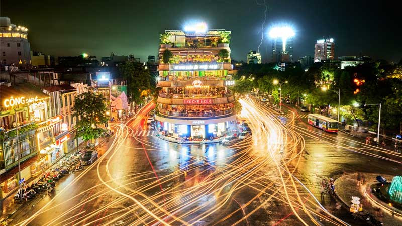 Góc phố cổ Hà Nội về đêm với ánh đèn lồng và dòng người qua lại