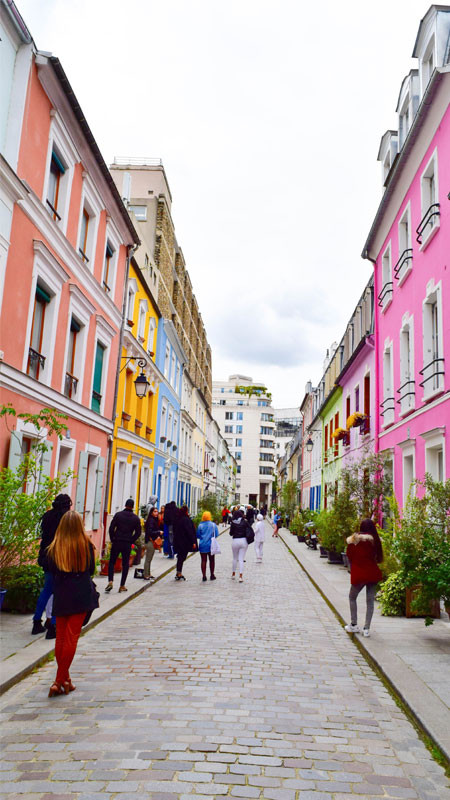 Góc phố nhỏ ở Paris với quán cà phê vỉa hè, biểu tượng của văn hóa đô thị Châu Âu trong ảnh đường phố.