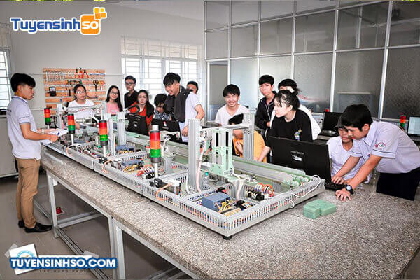 Góc sân trường rộng rãi tại Đại học Lạc Hồng