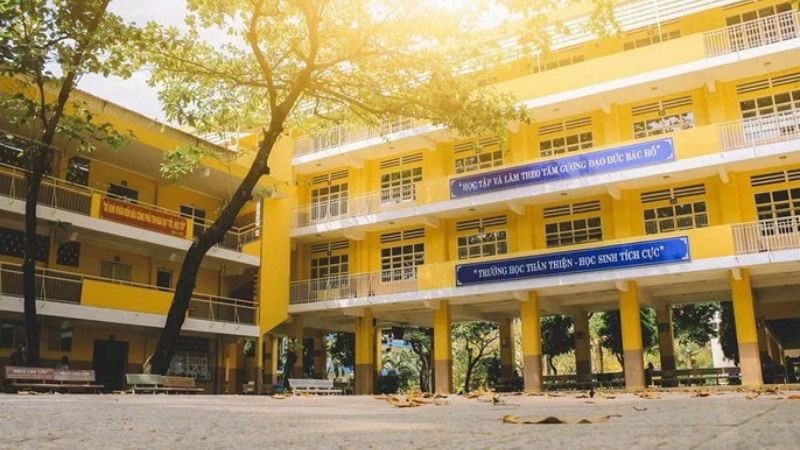 Góc vườn hoa nhỏ với nhiều loại hoa khoe sắc trong trường