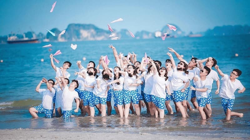 Gợi ý outfit đi biển thoải mái và thời trang với bikini và phụ kiện