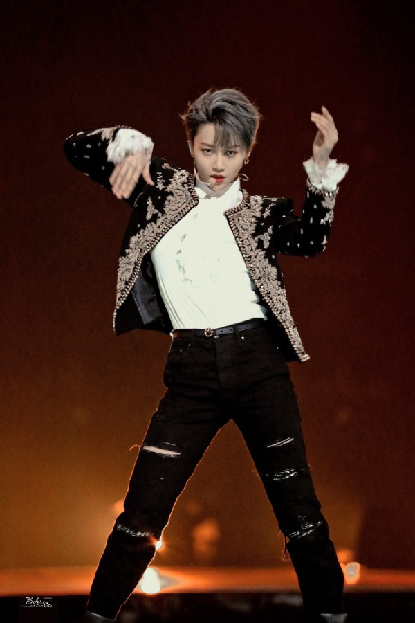 Gợi ý phối đồ tomboy với quần jean rách và áo pull năng động