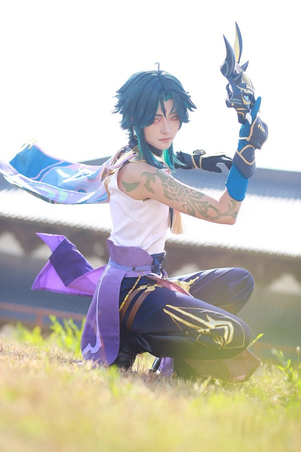Gương mặt biểu cảm lạnh lùng và thu hút của cosplayer trong vai Xiao