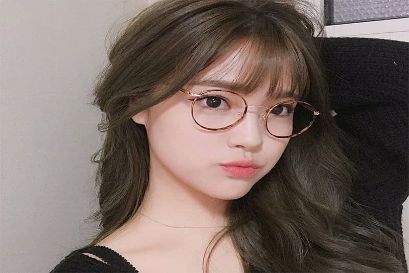 Gương mặt cute dễ thương của cô gái đeo kính