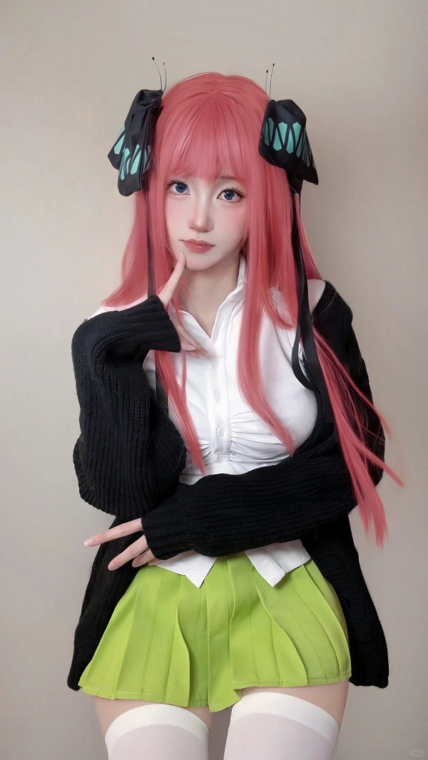 Gương mặt nghiêng với biểu cảm đáng yêu trong cosplay Nino Nakano