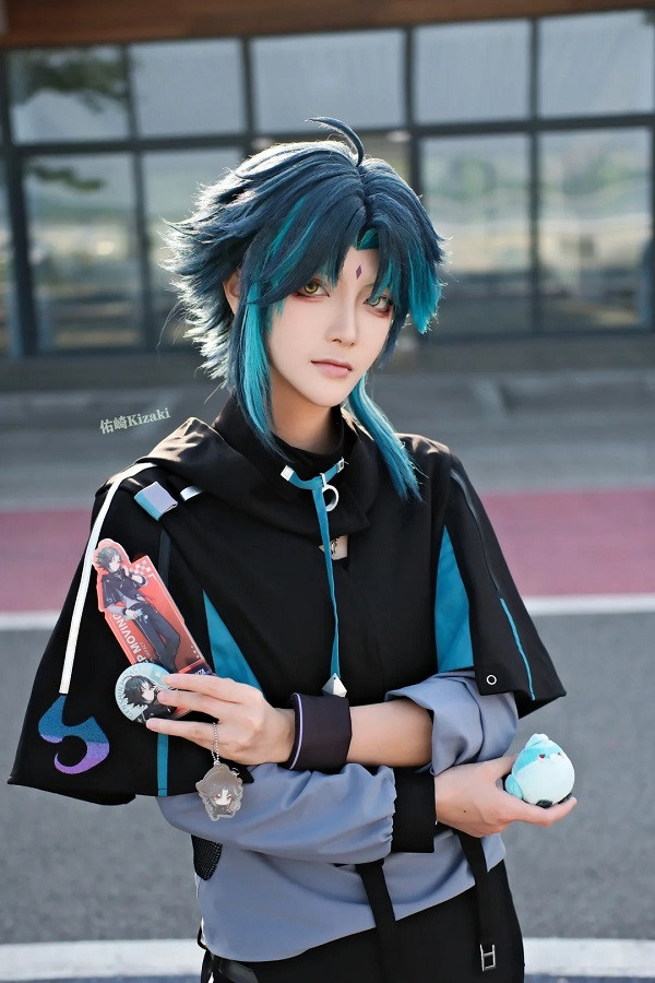 Gương mặt sắc sảo với ánh mắt chứa đựng nhiều cảm xúc phức tạp