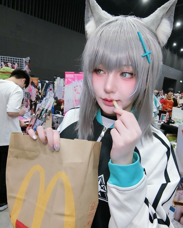 Gương mặt thư sinh nhưng ẩn chứa nội lực mạnh mẽ của Shiroko