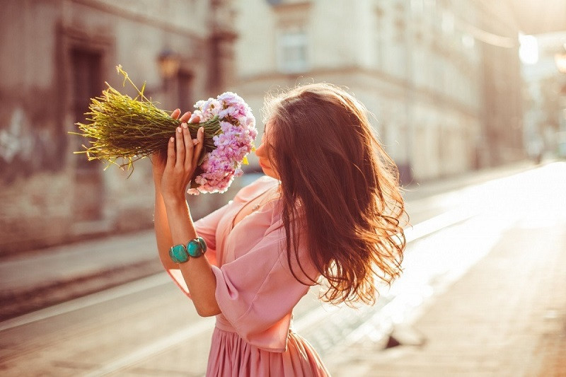 Gương mặt xinh xắn của cô gái dịu dàng