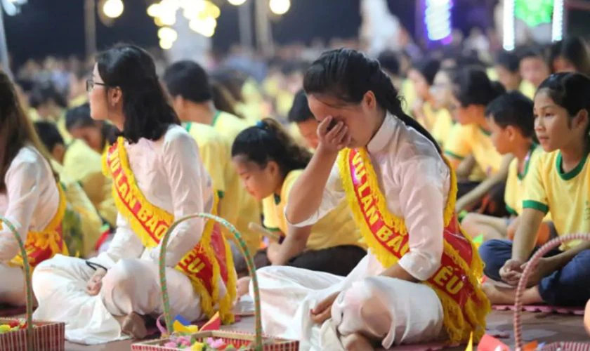 Gương mặt xúc động, chực trào nước mắt của người con trong ngày Vu Lan