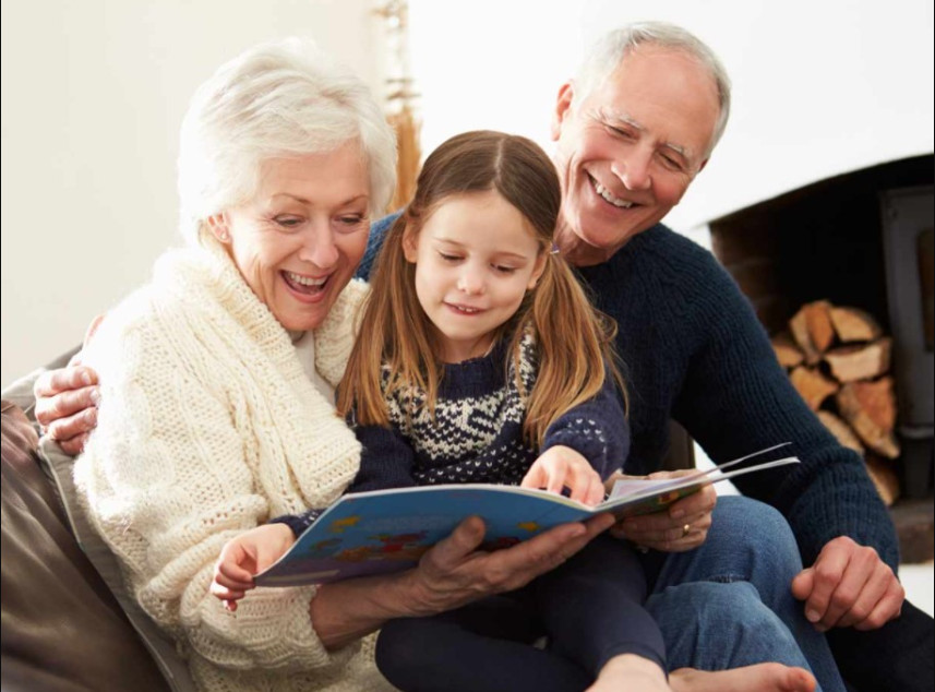 Hai bà cháu ngồi đọc sách cùng nhau tạo nên khoảnh khắc yên bình