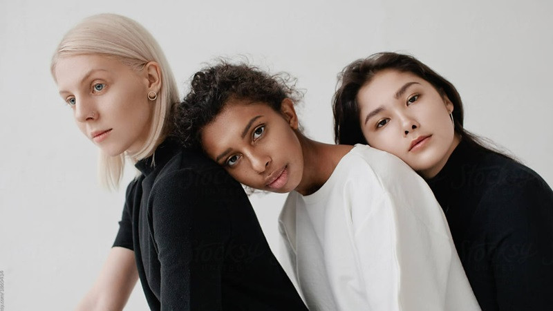 Tổng Hợp Những Bộ Ảnh Ngầu Nữ Đẹp Nhất Cho Bạn Hai người phụ nữ khác màu da mỉm cười, thể hiện sự đoàn kết và bình đẳng sắc tộc trong bức ảnh ngầu