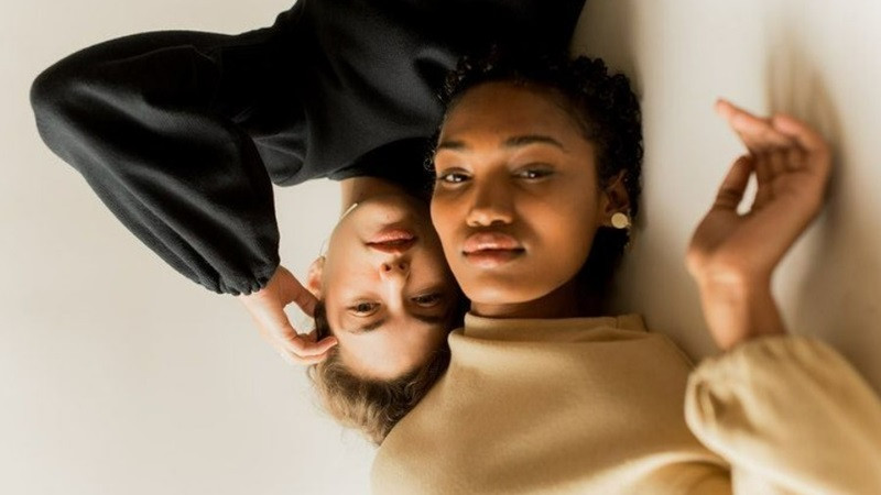 Tổng Hợp Những Bộ Ảnh Ngầu Nữ Đẹp Nhất Cho Bạn Hai người phụ nữ trẻ tuổi cùng nhìn về phía trước, thể hiện sự đồng lòng vì một tương lai không phân biệt sắc tộc