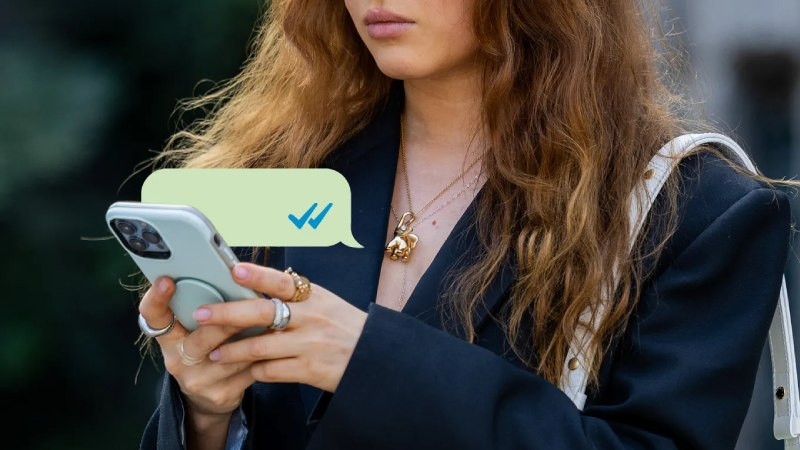 Hành động xóa hoặc chặn liên lạc trên điện thoại, một dấu hiệu rõ ràng của việc không còn chủ động và có thể dẫn đến ghosting