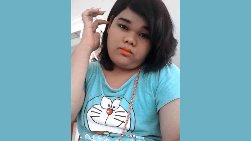 Happy Polla cười tươi chụp ảnh selfie