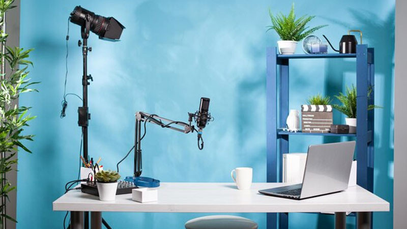 Hình ảnh ẩn dụ về áp lực cạnh tranh và thách thức trong thế giới Vlogging