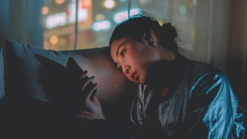 Hình ảnh ẩn dụ về sự hoang mang và hàng loạt câu hỏi không lời đáp sau khi bị ghost, thể hiện sự tổn thương vì thiếu sự giải thích