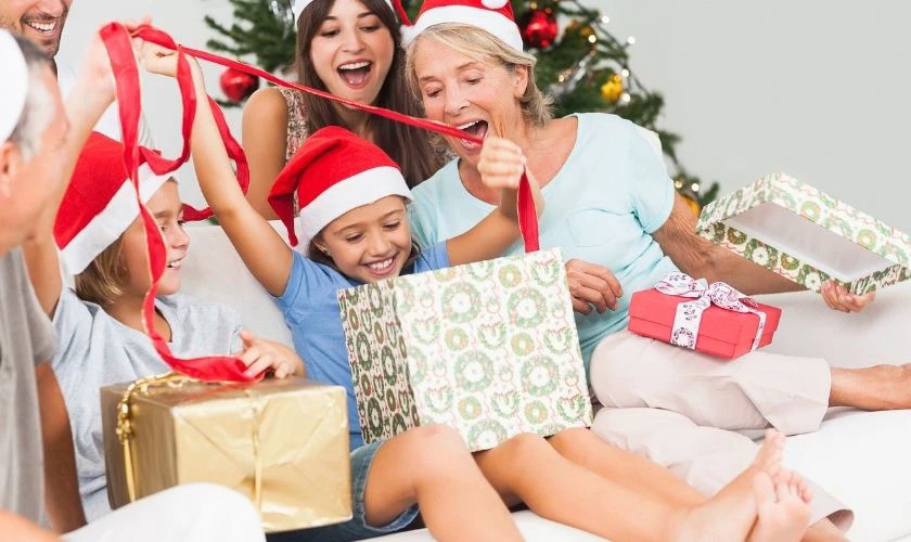 Hình ảnh bà và cháu đang ngồi cạnh nhau trong không khí Giáng sinh