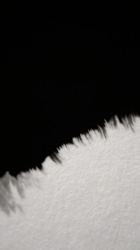 Hình ảnh bầu trời xám xịt u ám, tông đen trắng, ảnh màu trắng đen buồn