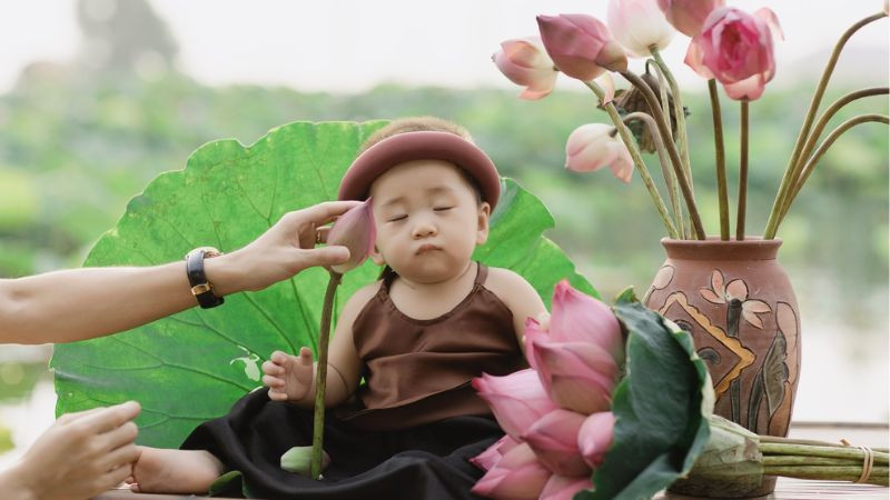 Hình ảnh bé yêu đang cầm bó hoa tươi