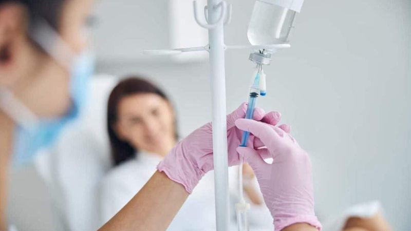 Hình ảnh bệnh nhân đang chờ được truyền nước