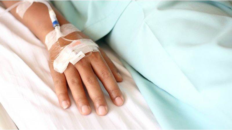 Hình ảnh bệnh nhân đang nằm truyền nước