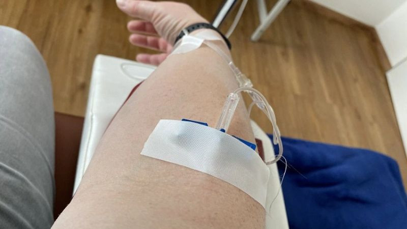 Hình ảnh bệnh nhân nằm chờ truyền nước